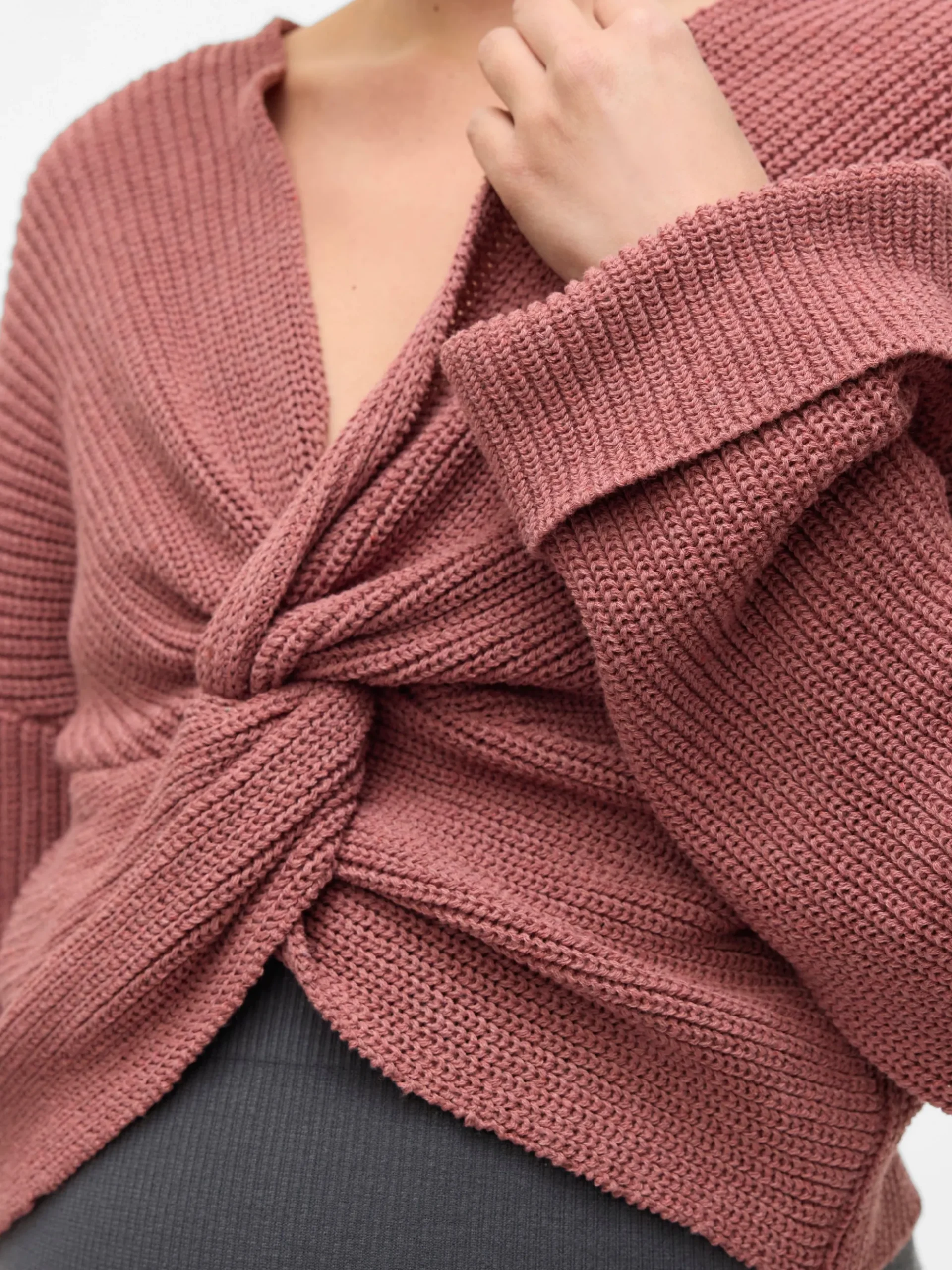 Normal geschnitten V-Ausschnitt Umgeschlagene Ärmelbündchen Tief angesetzte Schulter Pullover